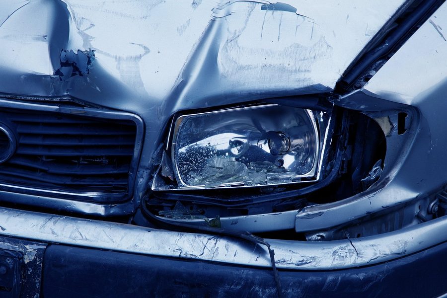 Señalización de un accidente de tráfico con la calzada cortada