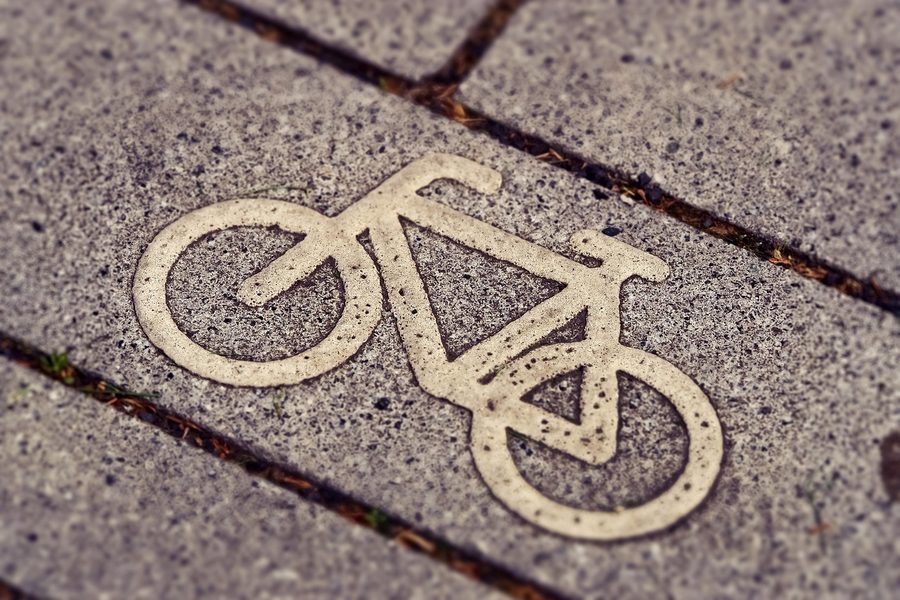 Ciclista circulando por un carril reservado