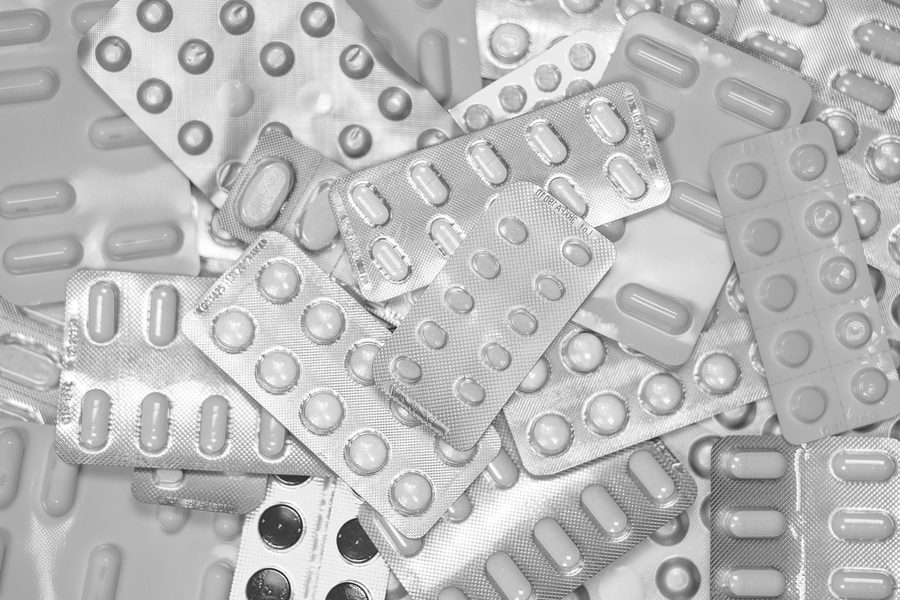 Blíster de pastillas junto a unas llaves de coche