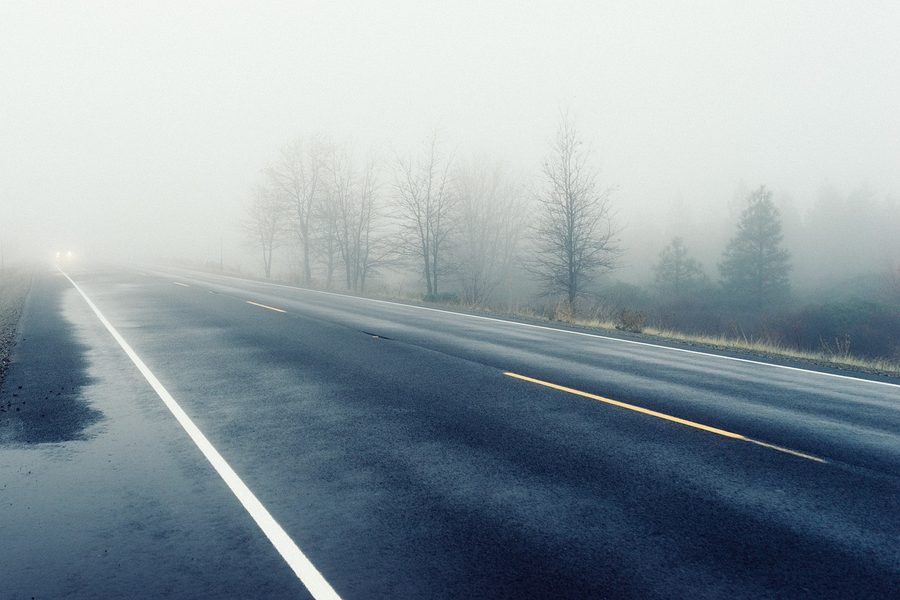 Carretera con niebla densa y visibilidad reducida