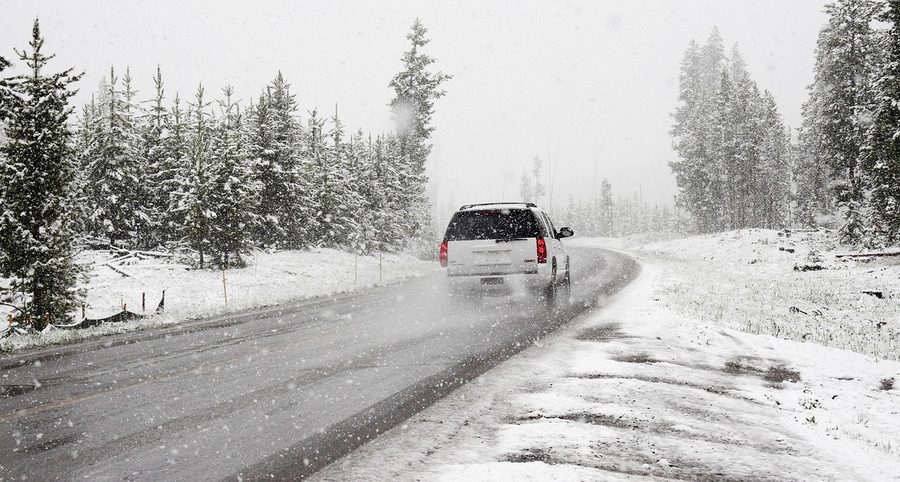 Carretera con el firme cubierto de nieve