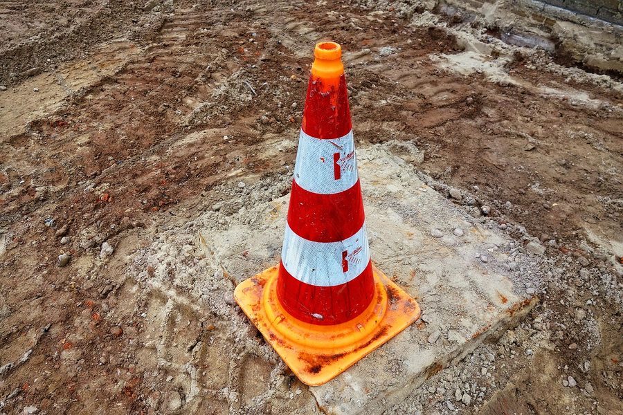 Cono de señalización sobre un terreno en obras