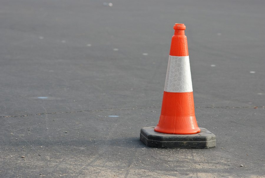 Conos y vallas delimitando una zona de obras en la vía
