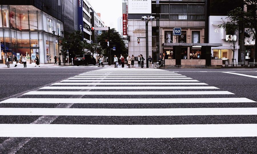 Paso de peatones en una calle comercial