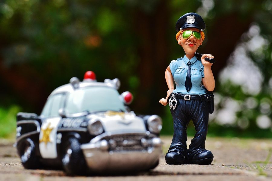 Vehículo policial en un control de tráfico