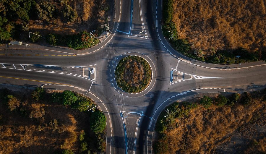 Glorieta de varios carriles con vehículos circulando