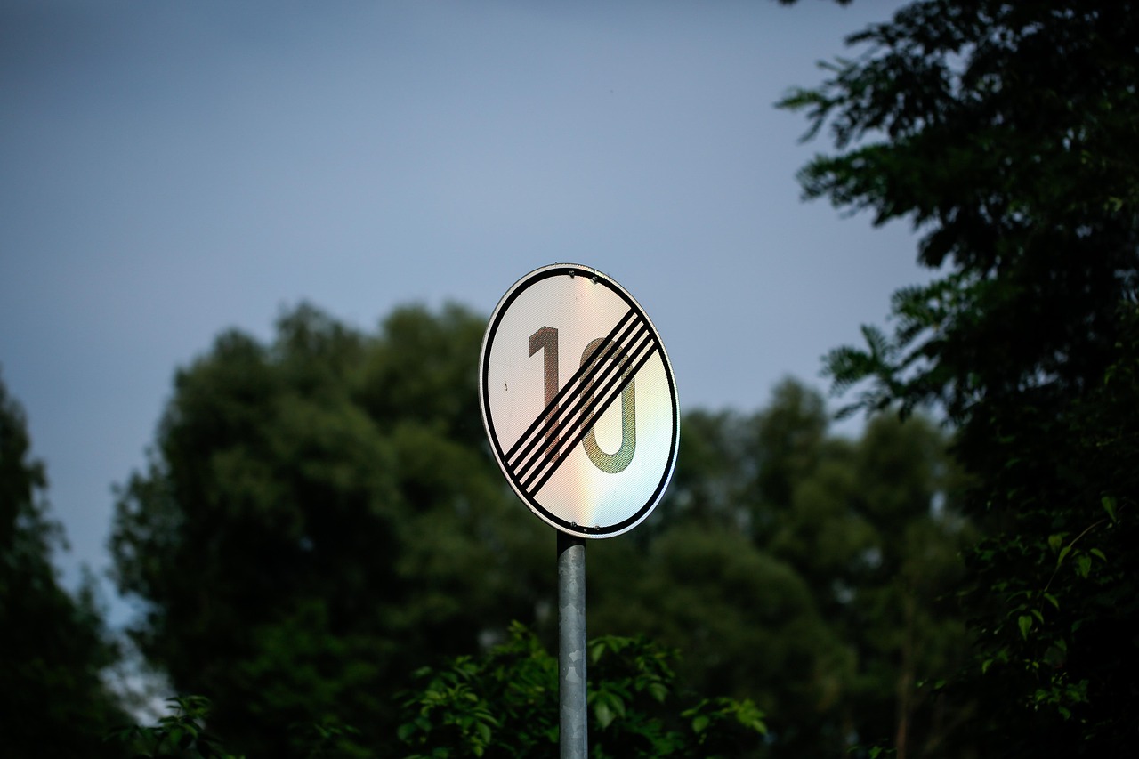 Señal de tráfico vertical al borde de la carretera
