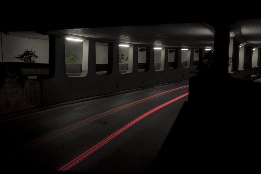 Vehículos circulando por el interior de un túnel